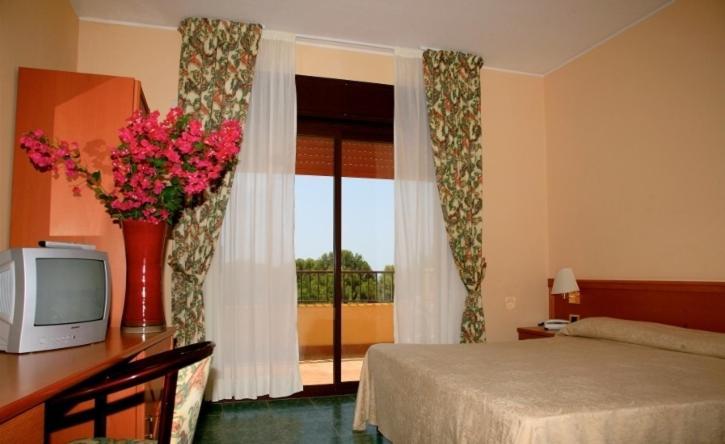 פוצאלו Conte Di Cabrera Hotel Club מראה חיצוני תמונה